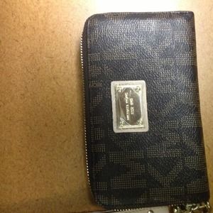 💢Hold for Beer💢Michael Kors zip wallet iphone
