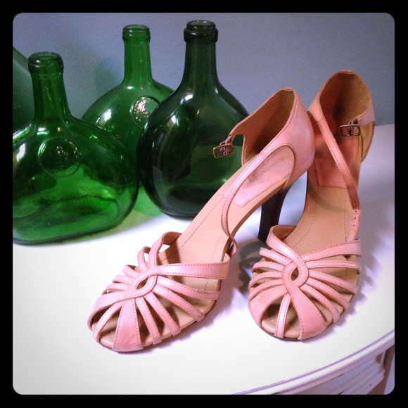 NATURALIZER Heeled Pink Sandals- Feminine & Sweet.