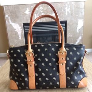 SOLD!AUTHENTIC DOONEY & BOURKE DOMED SATCHEL BLACK