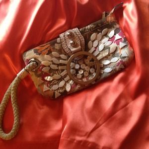 Cute GUESS wristlet. Perfect for summer!😍