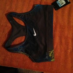 Nike sports bra Medium NWT!