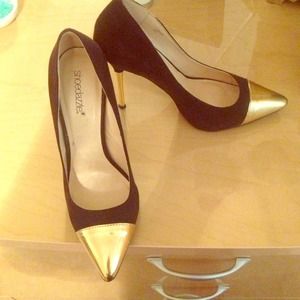 Shoedazzle-Black and Metallic Gold Pump. '13 Line
