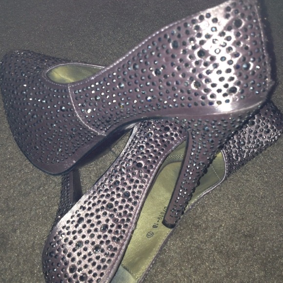Used Red kiss embellished pump
