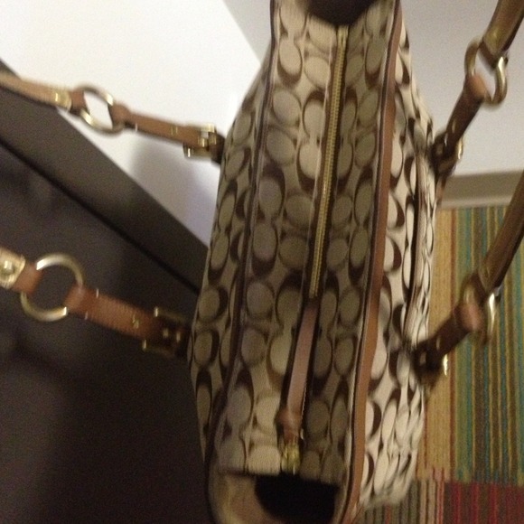 Used authentic coach handbag - Picture 2 of 4