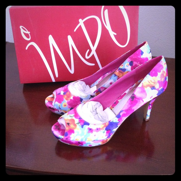 📛SOLD📛New Sexy Floral Pump. NIB