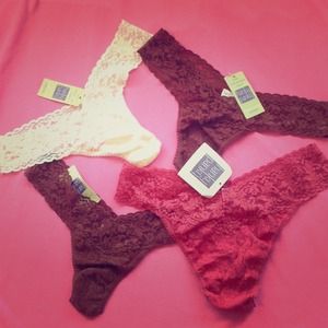 4 Hanky Panky Low-rise Thongs