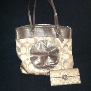 Authentic coach purse w/matching wallet!
