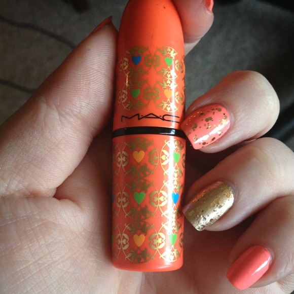 MAC kiss manish lipstick