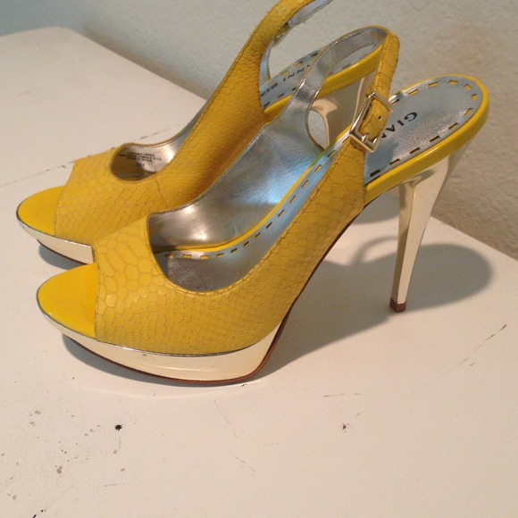 Yellow Gianni Bini pumps - Picture 2 of 3