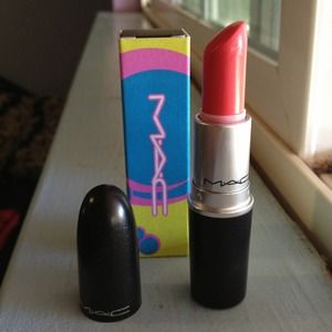 ✨REDUCED✨MAC watch me simmer lipstick