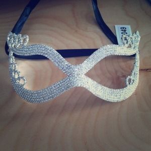 Crystal face mask. 🚫Trades
