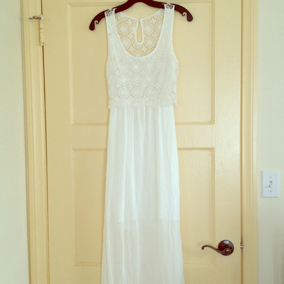 Dresses & Skirts - NWT gorgeous white maxi dress