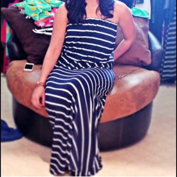 👗SOLD👗Navy and white maxi