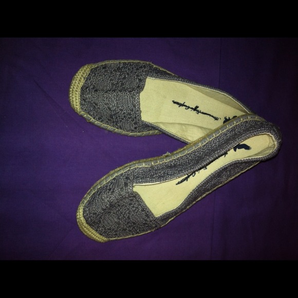 📮SOLD📮Cute Canvasy American Eagle Flats - Picture 3 of 3