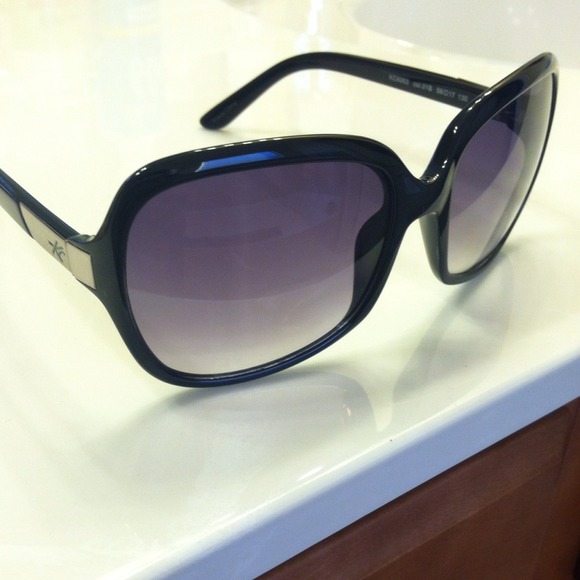 Kenneth Cole Accessories - Kenneth Cole Black Frame Oversized Sunglasses