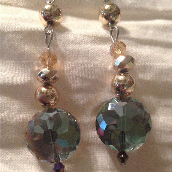 ❌❌SOLD❌❌Gorgeous color changing earrings - Picture 2 of 3
