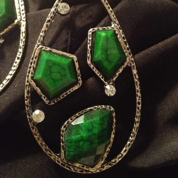 ✅✅SOLD✅✅GREEN EMERALD AND CRYSTAL EARRINGS - Picture 2 of 3
