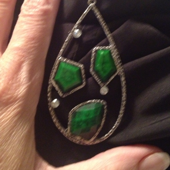 ✅✅SOLD✅✅GREEN EMERALD AND CRYSTAL EARRINGS - Picture 3 of 3