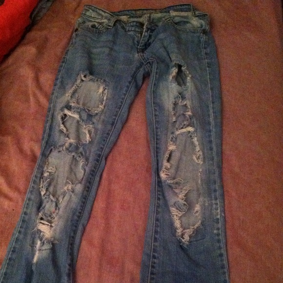 DISTRESSED JEANS <3 Thigh hugging