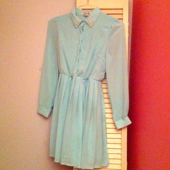 Amazing pearl collar light blue dress
