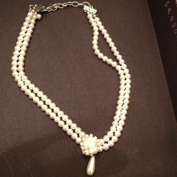Beautiful choker necklace. HOLD