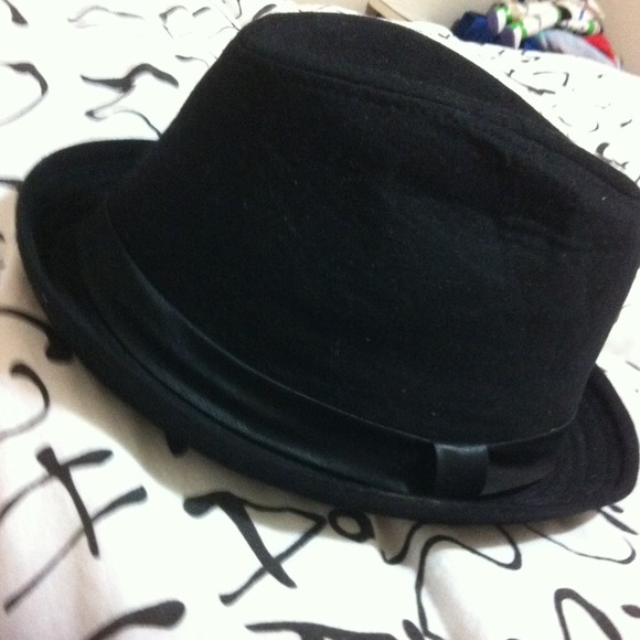 A black hat - Picture 2 of 3