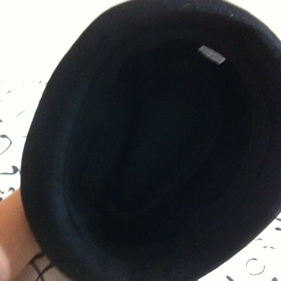 A black hat - Picture 3 of 3
