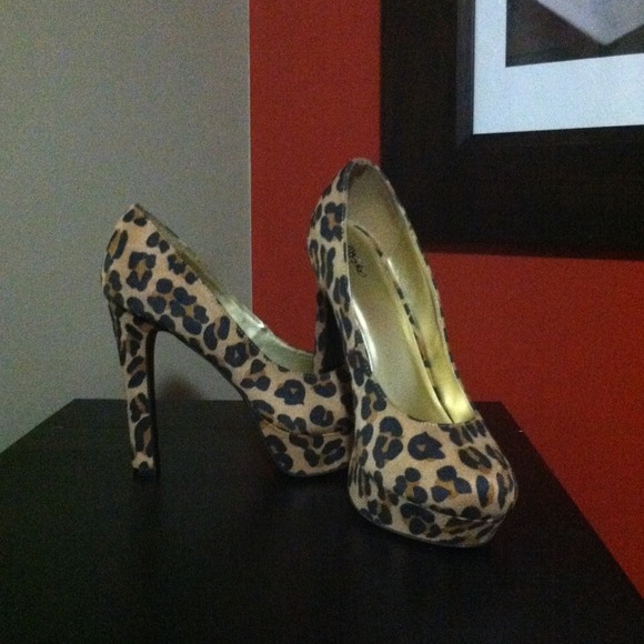 Suede leopard pumps size 8 *NWOT*
