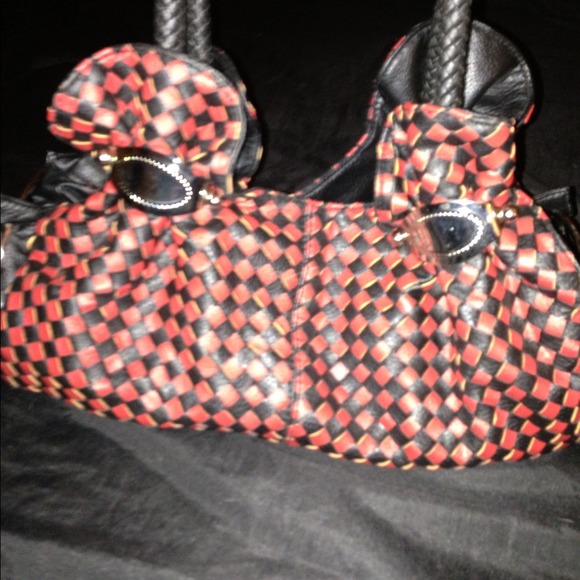 Leather barrel handbag