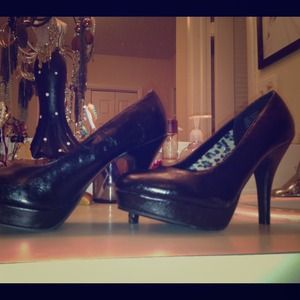 Black pumps