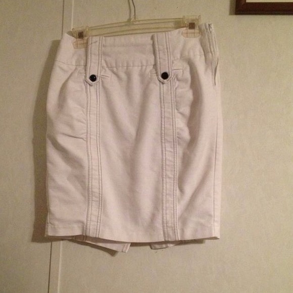 white jean skirt,