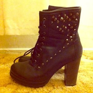 ❤Still available!!❤black studded boots 💋💋💎🎀