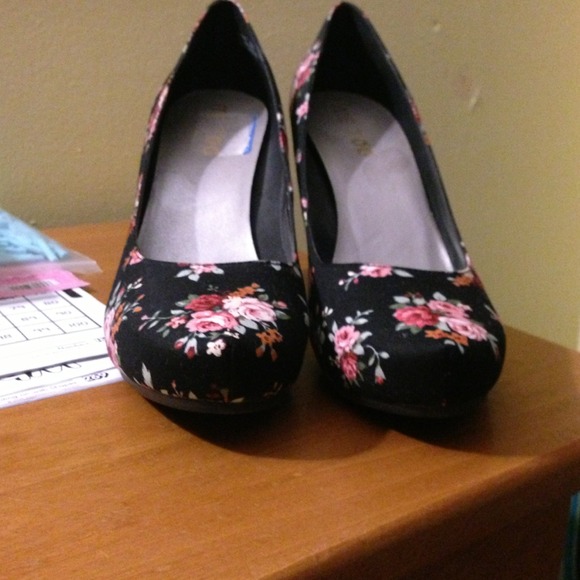 ❌Sold to Crossroads Trading ❌