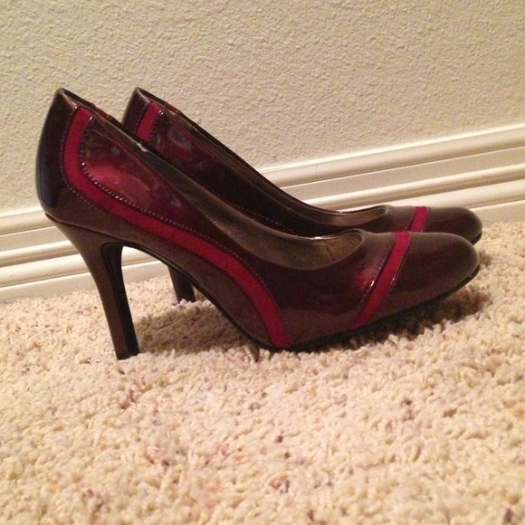 6.5 NWT never worn, maroon/red.