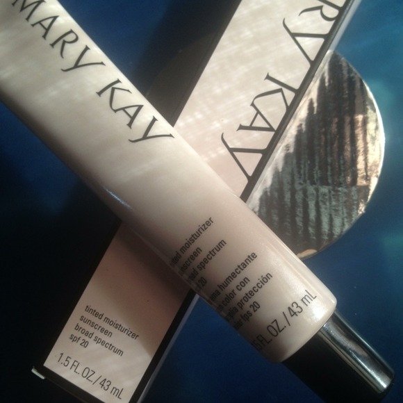 Tinted Moisterizer Sunscreen SPF 20 - Ivory 2