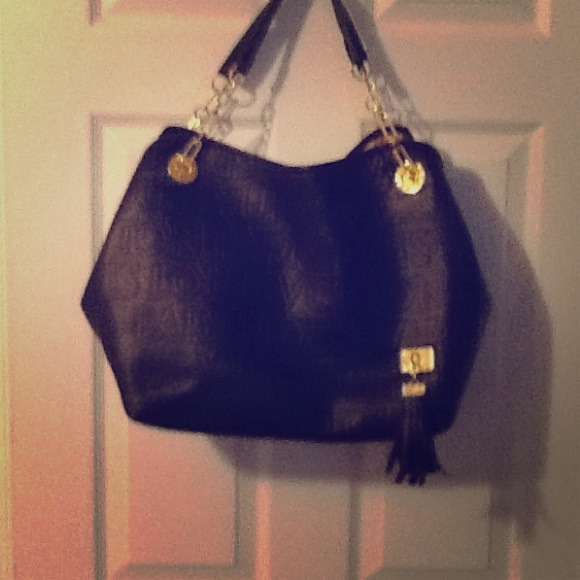 Black beach bag and wallet