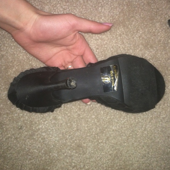 Black heels - Picture 2 of 4
