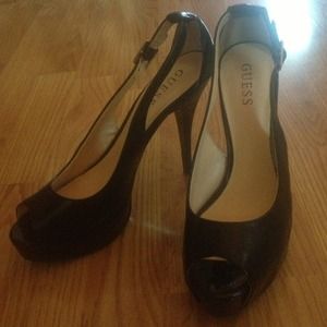 Guess pumps