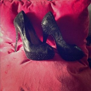 Mariah Carey Peep toe platform pumps