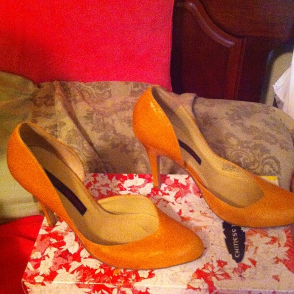 Chinese laundry heels. (Mustard yellow color)