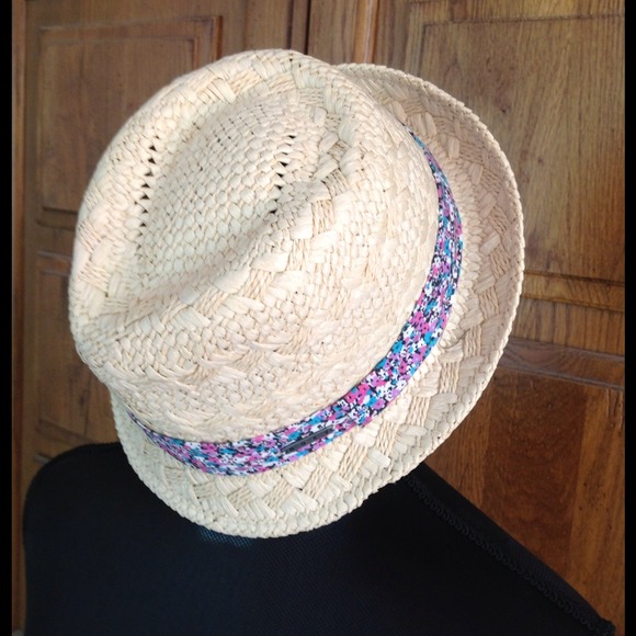 Traded. Roxy Hat - Picture 4 of 4