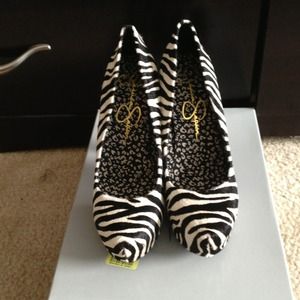walk on the wild side in this sexxy zebra pumps!!!