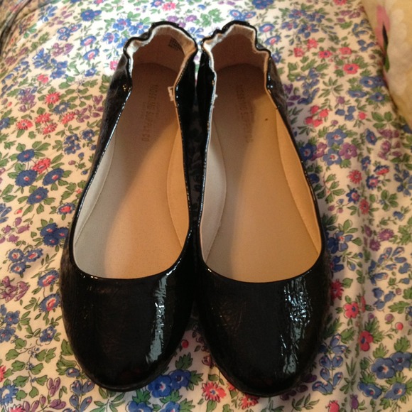 Black ballerina flats