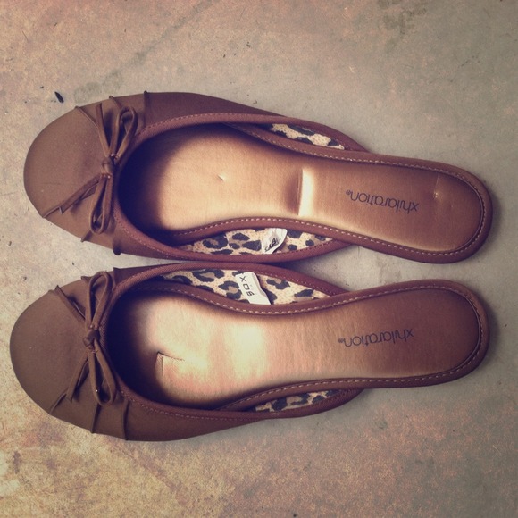 Adorable brown flats! Never worn!