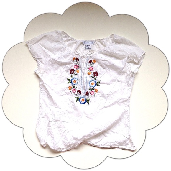 🌹 SALE 🌹 A&F embroidered peasant top | size med
