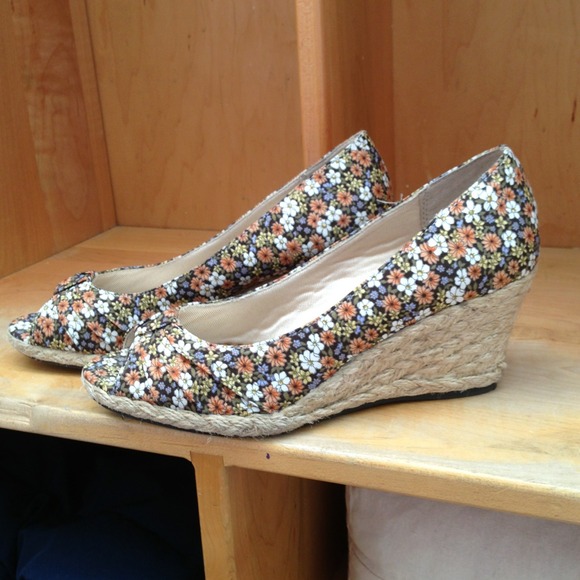 ❌SOLD❌Floral wedges 8.5M worn twice