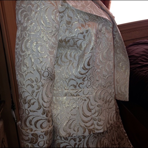 Just reduced 🎉Elegant off white &gold suite - Picture 2 of 4