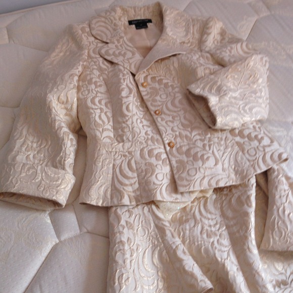 Just reduced 🎉Elegant off white &gold suite - Picture 4 of 4