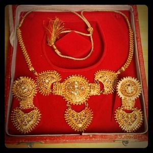 A ancient gold necklace with earrings