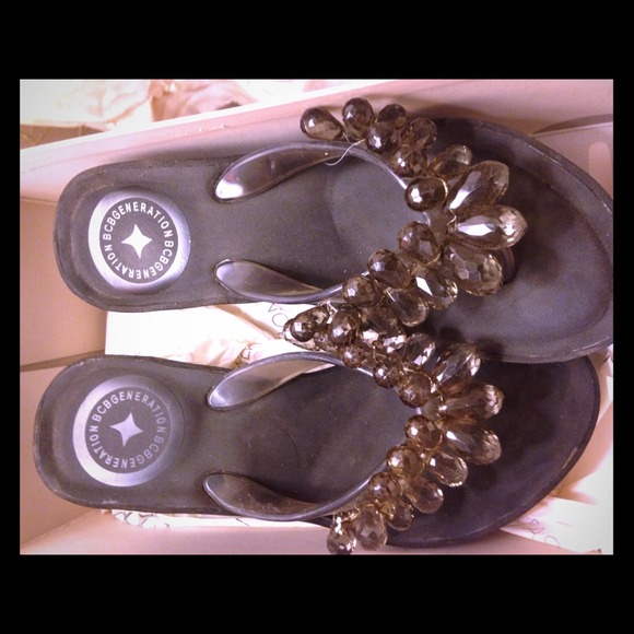 BCBG THONG SANDALS